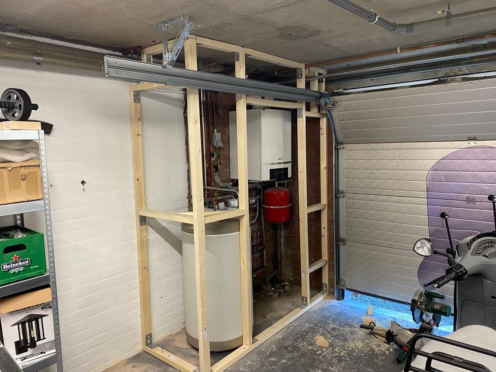 Houten regelwerk voor een nieuwe wand rond de cv-ketel en de boiler.